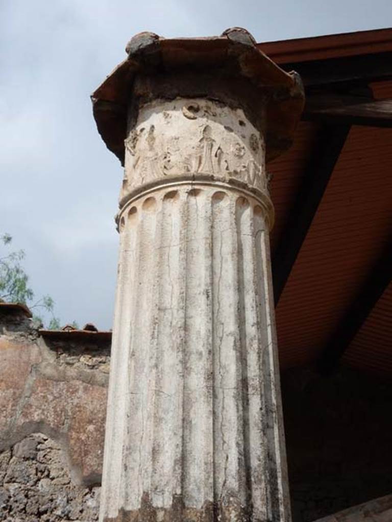 VI.8.22 Pompeii. May 2017. Room 6, column supporting portico.  Photo courtesy of Buzz Ferebee.
