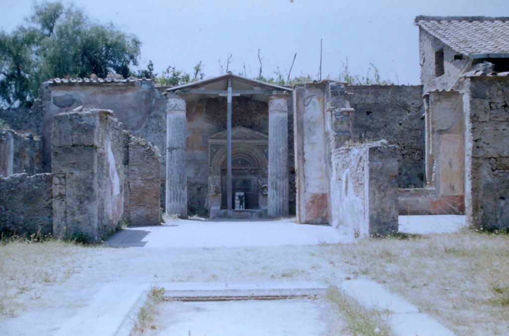 VI.8.22 Pompeii. 1950’s. Looking west across atrium, through tablinum (centre) and triclinium (on right). Photo courtesy of Rick Bauer.