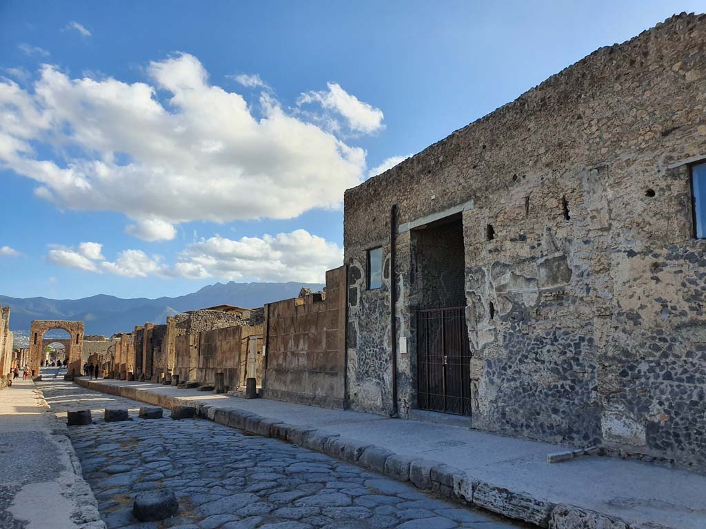 VI.8.23 Pompeii. September 2019. Looking south on west side of Via di Mercurio, with entrance doorway, on right.
Foto Annette Haug, ERC Grant 681269 DÉCOR.

