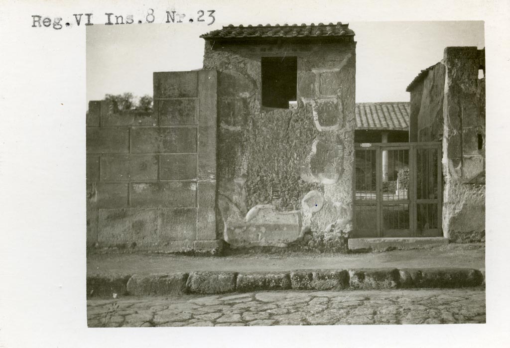 VI.8.23 Pompeii. Pre-1937-39. Looking towards entrance doorway on Via Mercurio.
Photo courtesy of American Academy in Rome, Photographic Archive. Warsher collection no. 1786.

