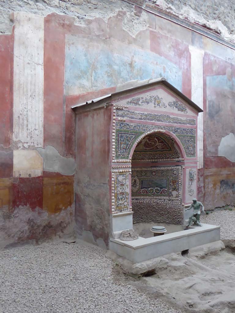 VI.8.23 Pompeii. January 2017. Mosaic and shell fountain against west wall of garden area.
Foto Annette Haug, ERC Grant 681269 DÉCOR.
