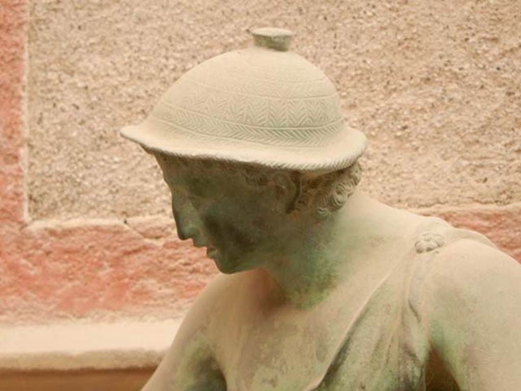 VI.8.23 Pompeii. May 2017. Detail of bronze statue of a fisherman. Photo courtesy of Buzz Ferebee.