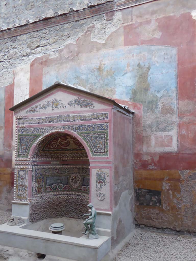 VI.8.23 Pompeii. January 2017. Fountain with painted west wall behind. 
Foto Annette Haug, ERC Grant 681269 DÉCOR.

