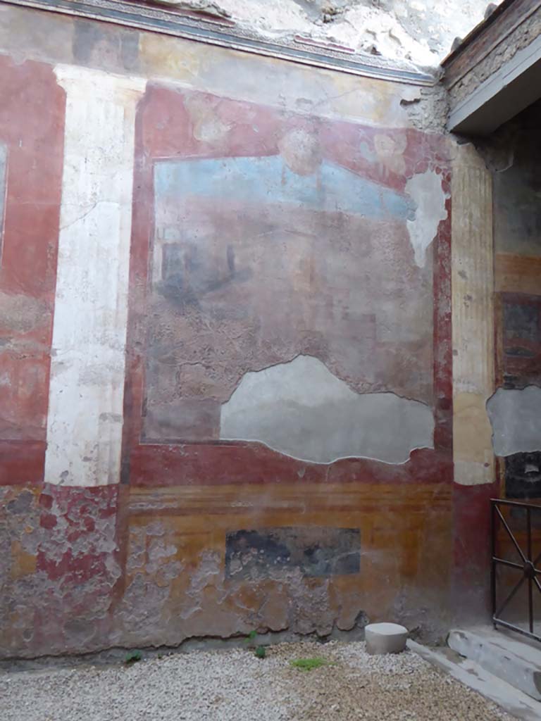 VI.8.23 Pompeii. January 2017. Painted wall decoration on north side of fountain against west wall.
Foto Annette Haug, ERC Grant 681269 DÉCOR.
