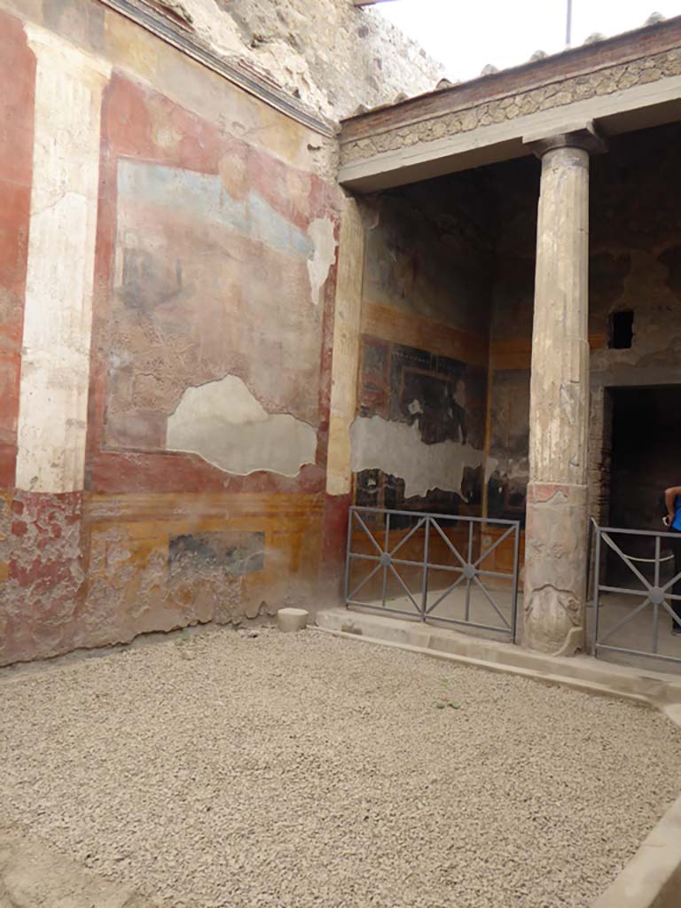 VI.8.23 Pompeii. September 2017. Looking north at west wall and north portico.
Foto Annette Haug, ERC Grant 681269 DÉCOR.
