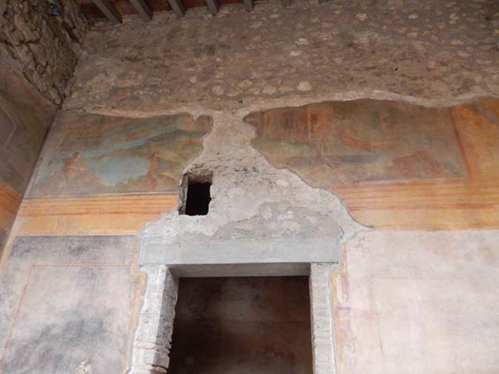 VI.8.23 Pompeii. May 2017. Painted river landscape from upper north wall of portico, above doorway in north-west corner. Photo courtesy of Buzz Ferebee.

