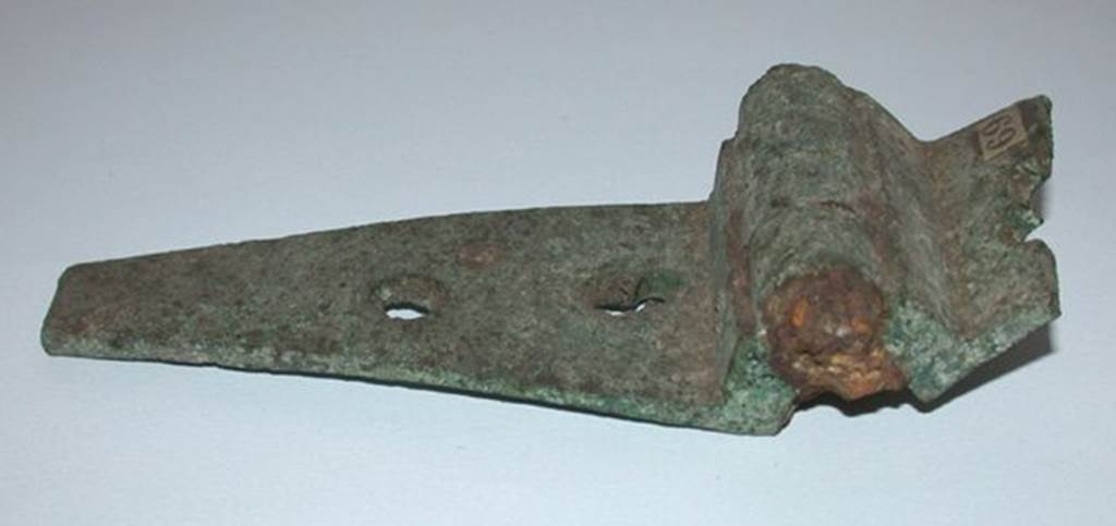 VI.9.1 Bronze hinge.   Length 0.152m.  OA 2805 Elment de mobilier : charnire, muse Cond, photo RMN  R.G. Ojeda