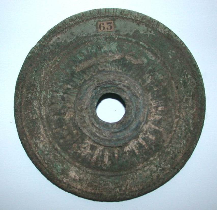 VI.9.1 Bronze disc, possibly part of candelabra?  Side 1. Diameter 0.125m, thickness 0.01m. OA 2806 Elment de mobilier : plateau infrieur de candlabre ? muse Cond, photo RMN  R.G. Ojeda