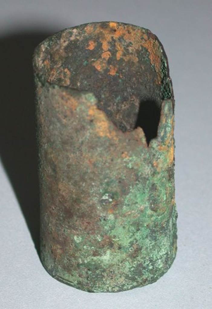 VI.9.1 Bronze Inkpot, view 2.  Height 0.037m, diameter 0.02m.  OA 2810 Encrier ?, muse Cond, photo RMN  R.G. Ojeda