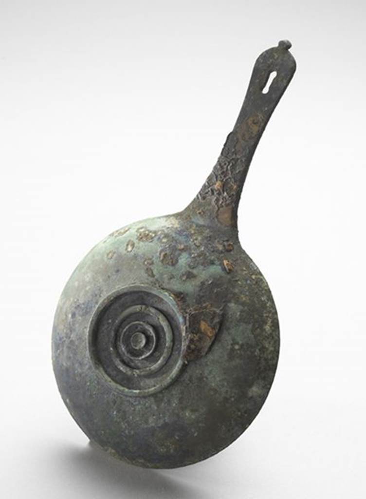 VI.9.1 Pompeii. Shallow bronze patera cast as a single piece, bottom view. Length 0.26m, diameter 0.14m.
OA 2794 Puisoir, muse Cond, photo RMN  R.G. Ojeda

