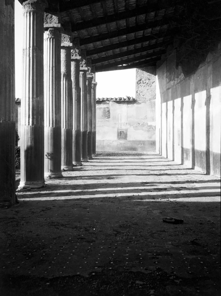 VI.9.2 Pompeii. W.568. Peristyle 16, looking west along north portico.
Photo by Tatiana Warscher. Photo © Deutsches Archäologisches Institut, Abteilung Rom, Arkiv. 
