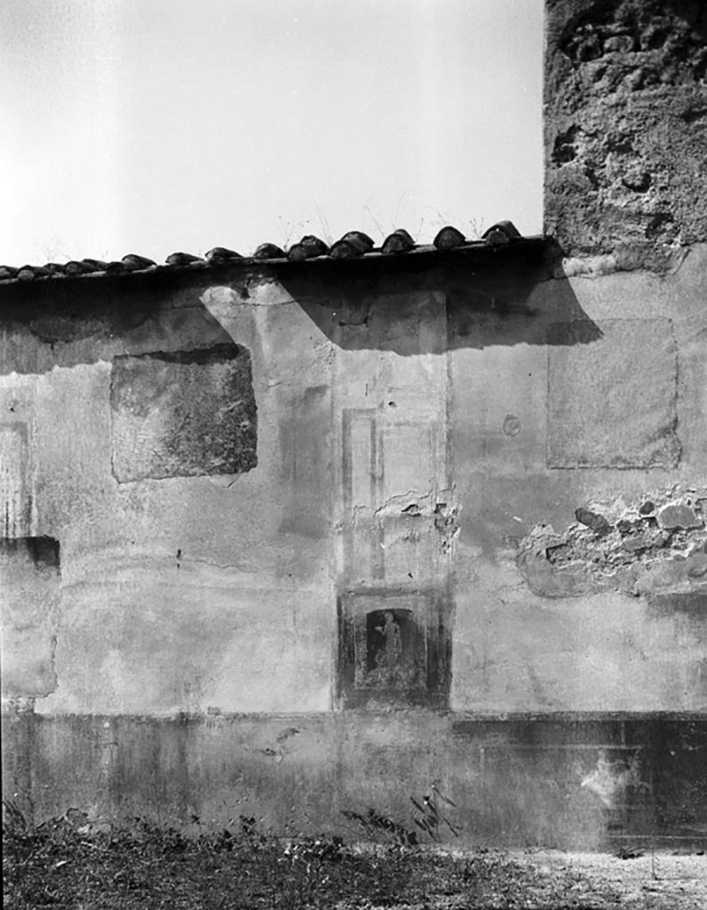 VI.9.2 Pompeii. W.571. Peristyle 16, west wall showing remains of wall paintings.
Photo by Tatiana Warscher. Photo © Deutsches Archäologisches Institut, Abteilung Rom, Arkiv. 
