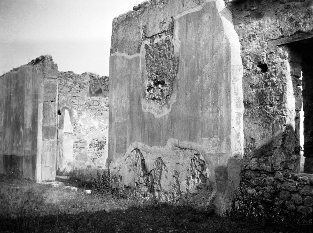 VI.9.2 Pompeii. W.572. Peristyle 16, south wall, with doorway to atrium and window from room 29.
Photo by Tatiana Warscher. Photo © Deutsches Archäologisches Institut, Abteilung Rom, Arkiv. 
