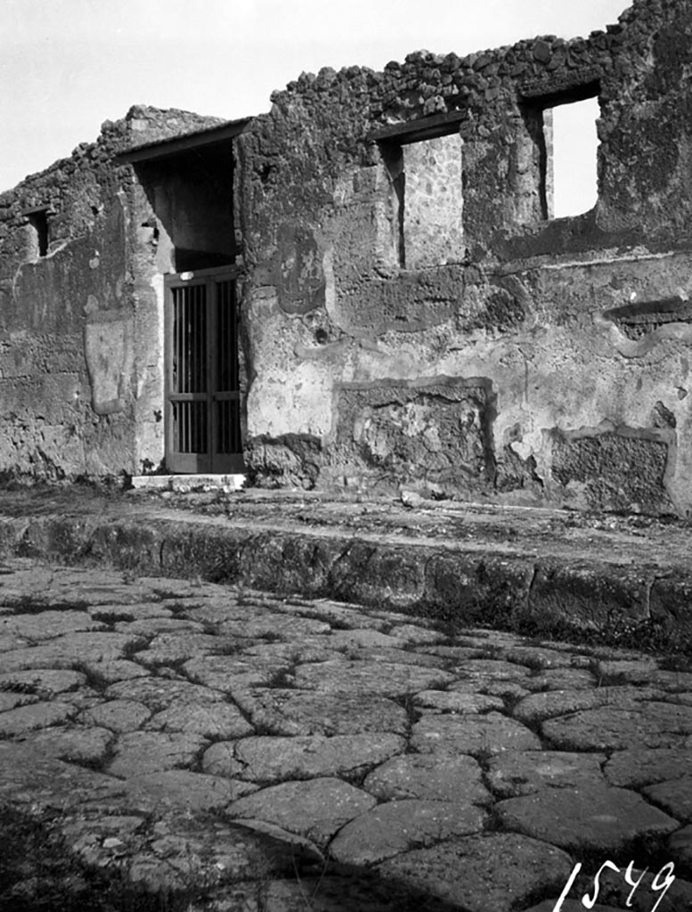 VI.9.2 Pompeii. W.663. Doorway, windows and façade on Via Mercurio. 
Photo by Tatiana Warscher. Photo © Deutsches Archäologisches Institut, Abteilung Rom, Arkiv. 
