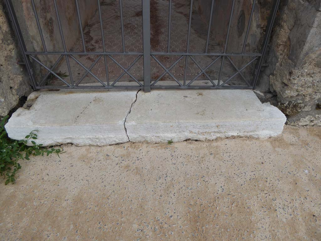 VI.9.2/13 Pompeii. September 2017. Doorway threshold.
Foto Annette Haug, ERC Grant 681269 DÉCOR.
