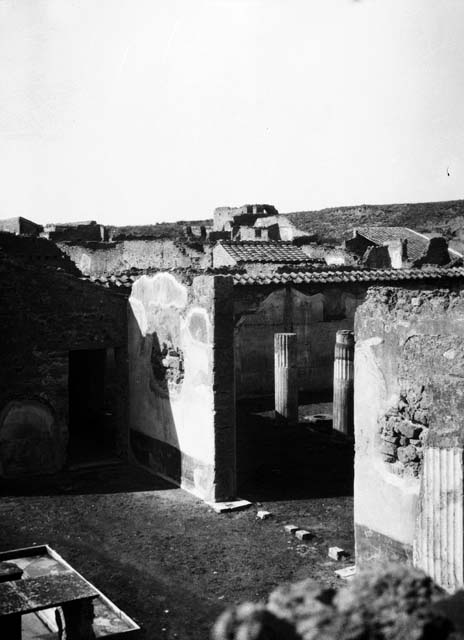 VI.9.2 Pompeii.   December 2007.  Room 2.  Atrium and impluvium.  Looking east towards Tablinum.