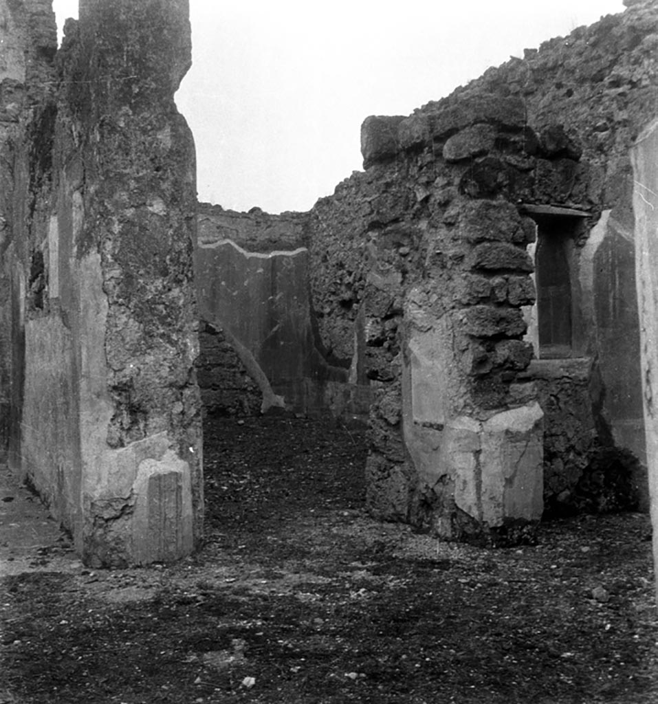 VI.9.2 Pompeii. W.483. South-east side of atrium, with doorways to rooms 15 and 14.
Photo by Tatiana Warscher. Photo © Deutsches Archäologisches Institut, Abteilung Rom, Arkiv. 
