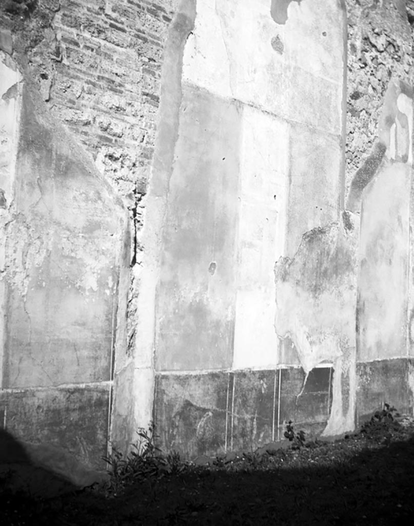 VI.9.2 Pompeii. W.487. Room 15, remains of painted wall decoration on north wall.
Photo by Tatiana Warscher. Photo © Deutsches Archäologisches Institut, Abteilung Rom, Arkiv. 

