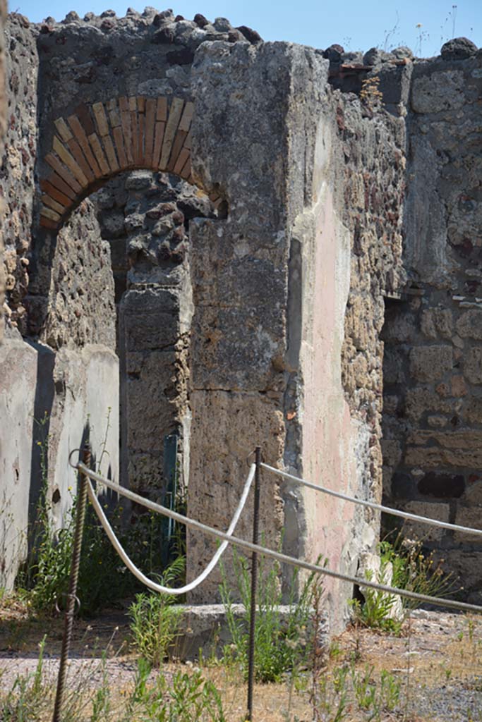 VI.9.2/13 Pompeii. July 2017. Looking east towards pilaster in atrium on north side of tablinum 8.
Foto Annette Haug, ERC Grant 681269 DÉCOR.
