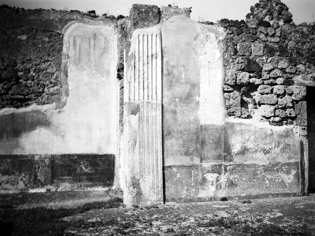 VI.9.2 Pompeii. W.493. North wall of atrium showing dado in north-east corner with Nereid, (on left) and north wall of tablinum (on right).
Photo by Tatiana Warscher. Photo © Deutsches Archäologisches Institut, Abteilung Rom, Arkiv. 

