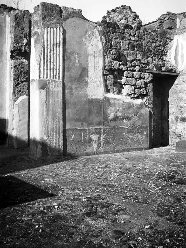 VI.9.2 Pompeii. W.492. Room 8, north wall of tablinum.
Photo by Tatiana Warscher. Photo © Deutsches Archäologisches Institut, Abteilung Rom, Arkiv. 
