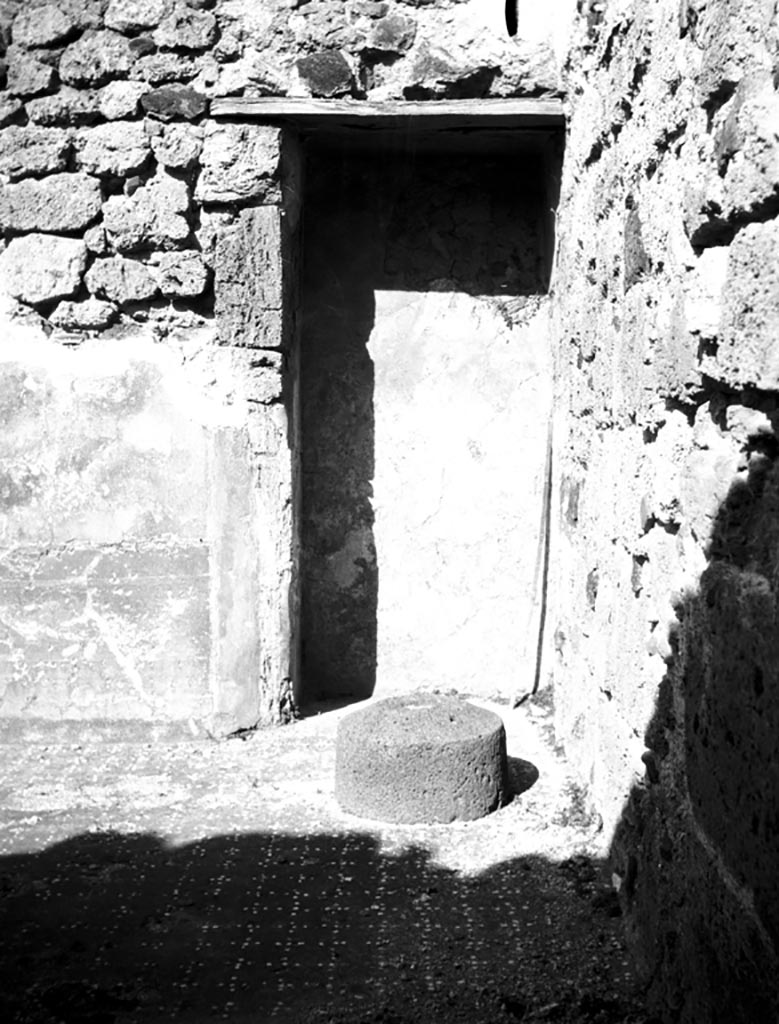 VI.9.2 Pompeii. W.494. Room 8, niche/recess 9 in north wall of tablinum, and detail of floor.
Photo by Tatiana Warscher. Photo © Deutsches Archäologisches Institut, Abteilung Rom, Arkiv. 
