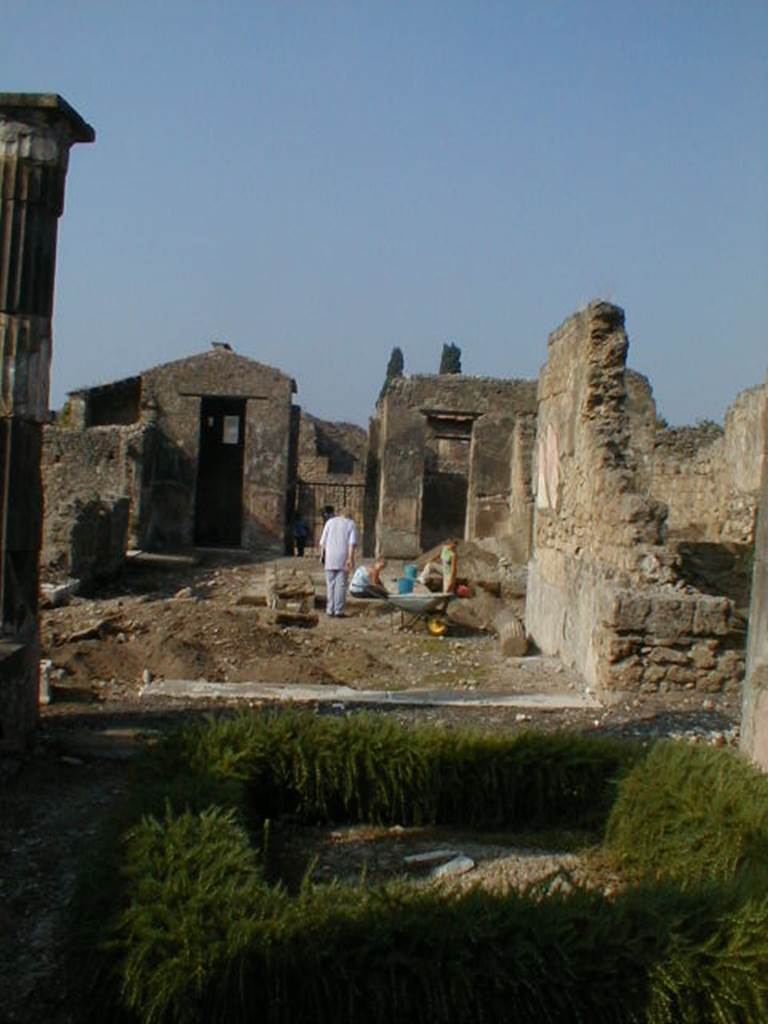 VI.9.3 Pompeii. September 2004. Looking west from pseudo-peristyle 9, across tablinum and atrium to front entrance at VI.9.3. 
