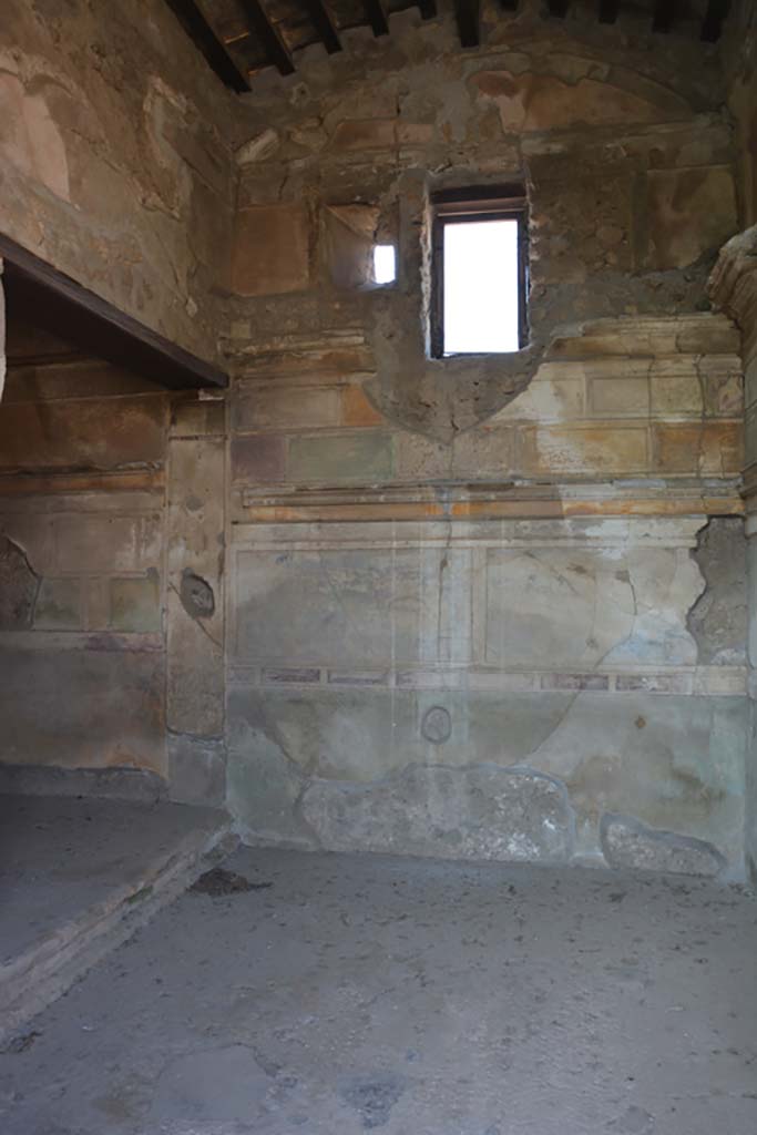 VI.9.3/5 Pompeii. September 2019. 
Cubiculum 3, on south side of entrance corridor/fauces, looking west through doorway.
Foto Annette Haug, ERC Grant 681269 DCOR.
