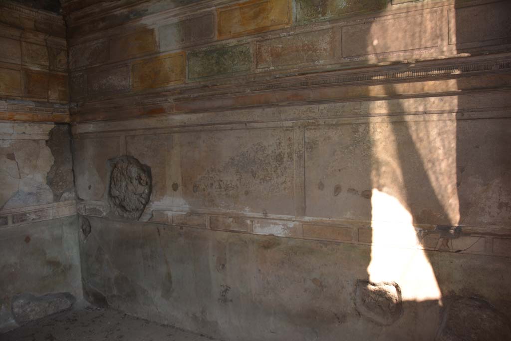 VI.9.3 Pompeii. September 2019. Cubiculum 3, north-west corner and north wall.
Foto Annette Haug, ERC Grant 681269 DCOR.
