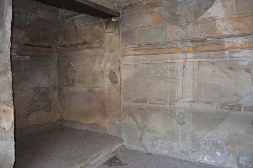 VI.9.3 Pompeii. September 2019. South-west corner in alcove and west wall of cubiculum 3.
Foto Annette Haug, ERC Grant 681269 DCOR.

