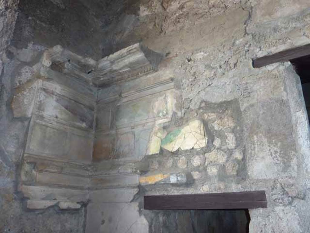 VI.9.3 Pompeii. October 2010. South wall of cubiculum 3, on south side of entrance doorway decorated in the first style. Photo courtesy of Gabriele Groe.
