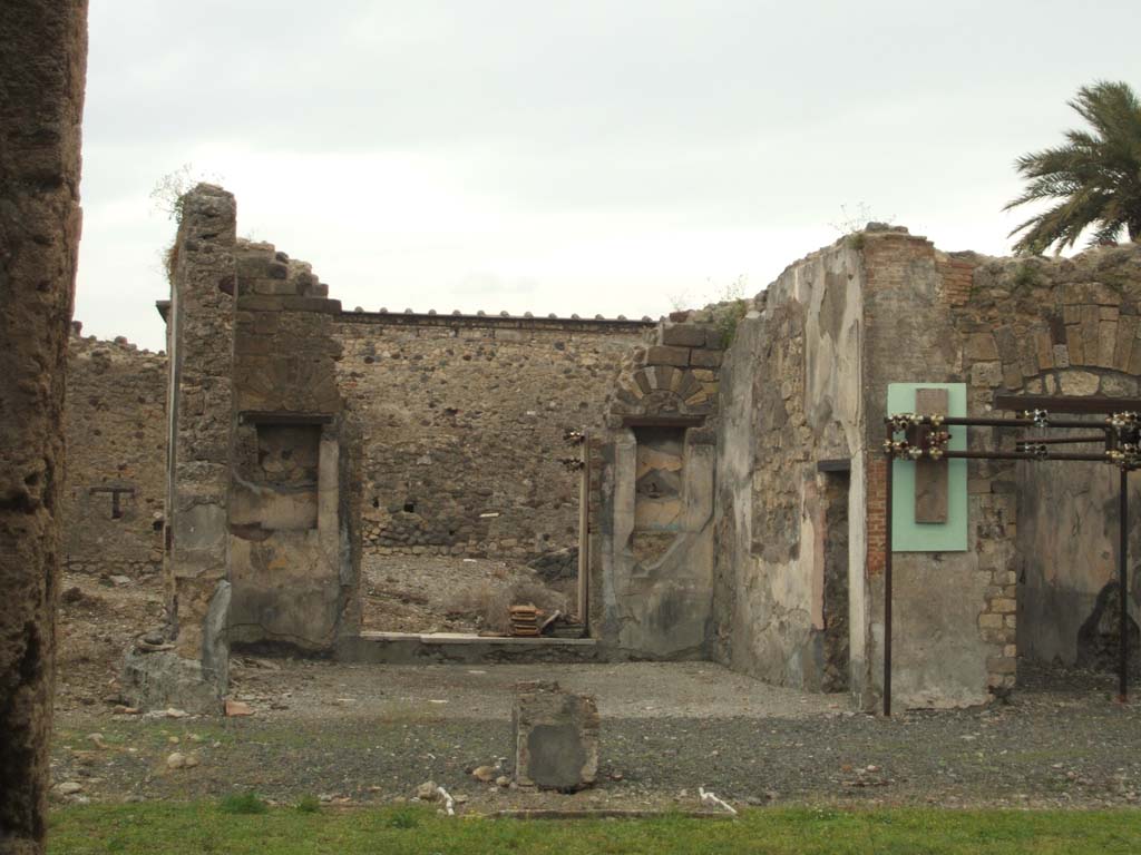 VI.9.5 Pompeii. May 2005. Looking east towards tablinum.  