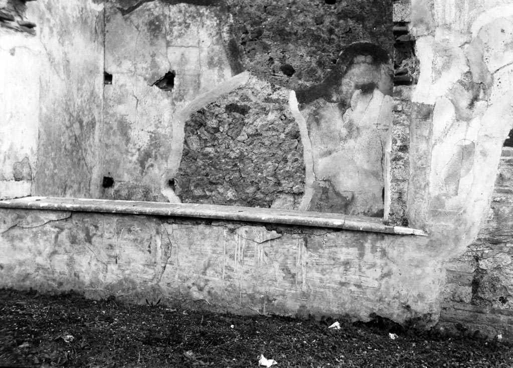 VI.9.5 Pompeii. W713.  Wall of room 25, with window sill. This room did not have a doorway.
Photo by Tatiana Warscher. Photo © Deutsches Archäologisches Institut, Abteilung Rom, Arkiv. 
