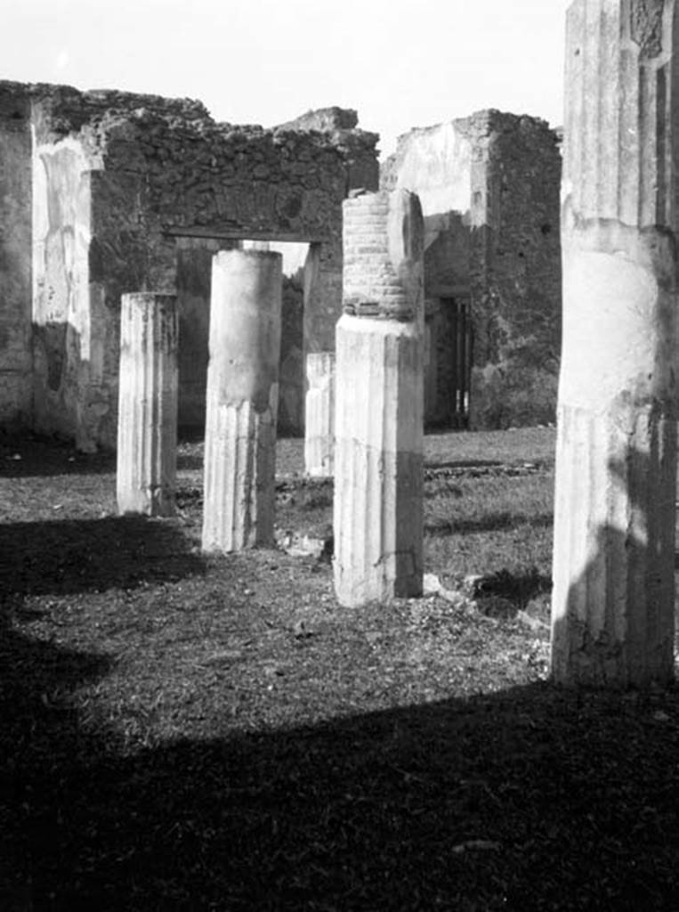 231256 Bestand-D-DAI-ROM-W.710.jpg
VI.9.5 Pompeii. W710. Corinthian atrium 16, looking along south portico towards rooms 18 and 17 in south-west corner.
Photo by Tatiana Warscher. With kind permission of DAI Rome, whose copyright it remains. 
See http://arachne.uni-koeln.de/item/marbilderbestand/231256  
