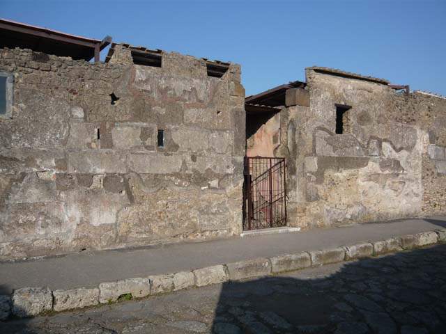 VI.9.6 Pompeii. May 2012. Wall between VI.9.6 and VI.9.7 on Via di Mercurio.
Photo courtesy of Buzz Ferebee.

