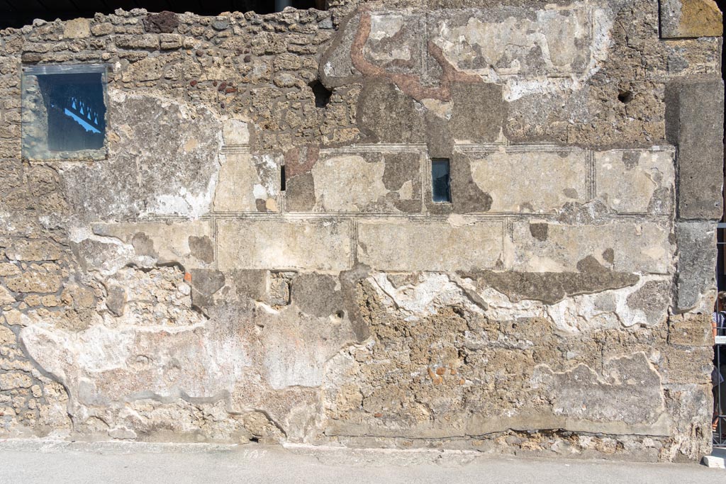 231509 Bestand-D-DAI-ROM-W.761.jpg
VI.9.6 Pompeii. W761. Threshold or sill of entrance doorway.
Photo by Tatiana Warscher. With kind permission of DAI Rome, whose copyright it remains. 
See http://arachne.uni-koeln.de/item/marbilderbestand/231509 
