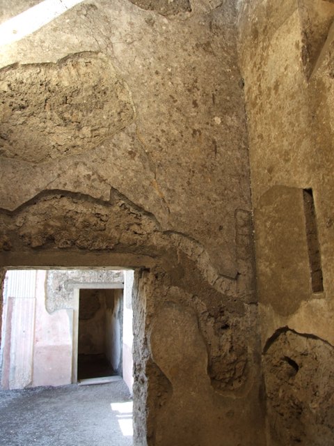 VI.9.6 Pompeii. March 2009. Room 5, doorway in east wall of cubiculum.