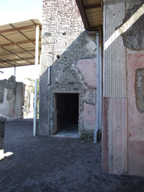 VI.9.6 Pompeii.  March 2009.  Looking across atrium towards Tablinum.