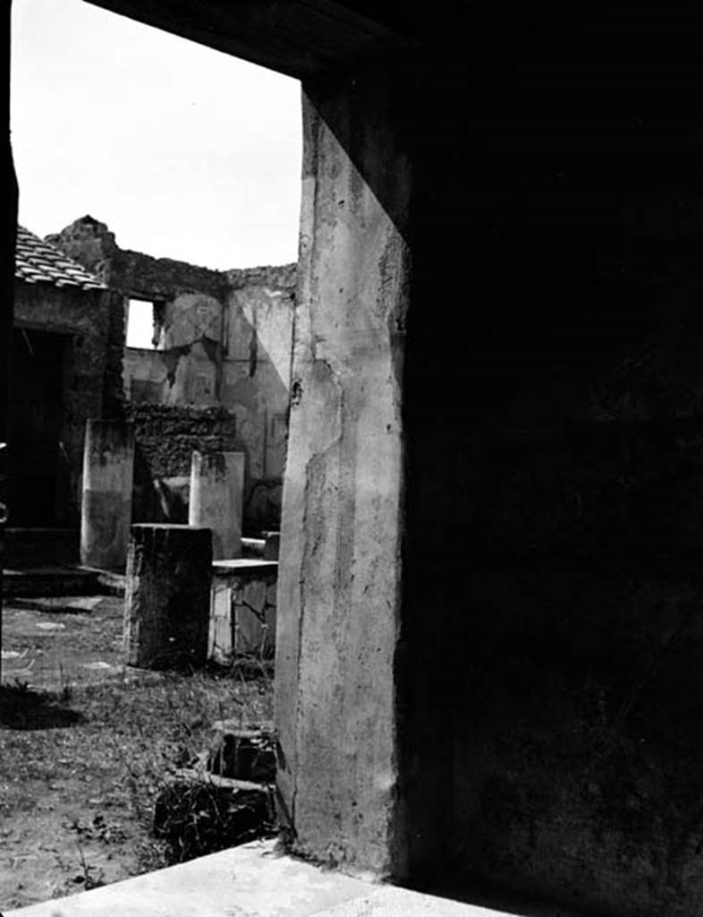 231532 Bestand-D-DAI-ROM-W.862.jpg
VI.9.6 Pompeii. W.862.  Room 8, north side of doorway, looking north-west across atrium.
Photo by Tatiana Warscher. With kind permission of DAI Rome, whose copyright it remains. 
See http://arachne.uni-koeln.de/item/marbilderbestand/231532 
