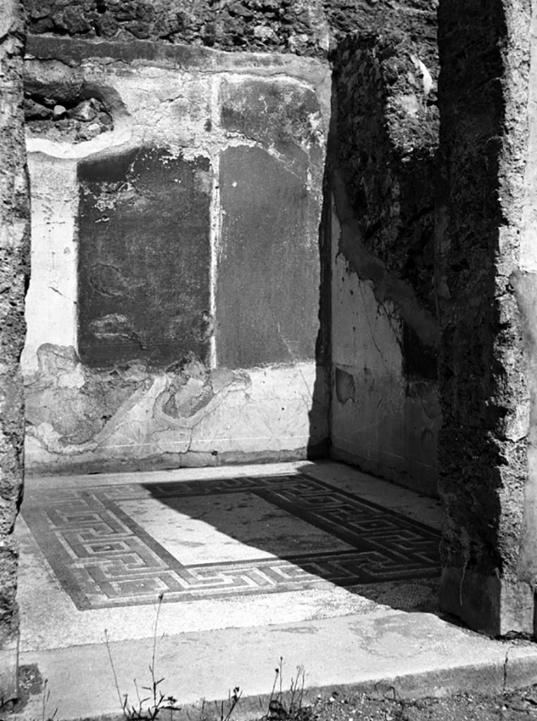 231932 Bestand-D-DAI-ROM-W.303.jpg
VI.9.6 Pompeii. W.303. Room 13, north wall. 
Photo by Tatiana Warscher. With kind permission of DAI Rome, whose copyright it remains. 
See http://arachne.uni-koeln.de/item/marbilderbestand/231932 
