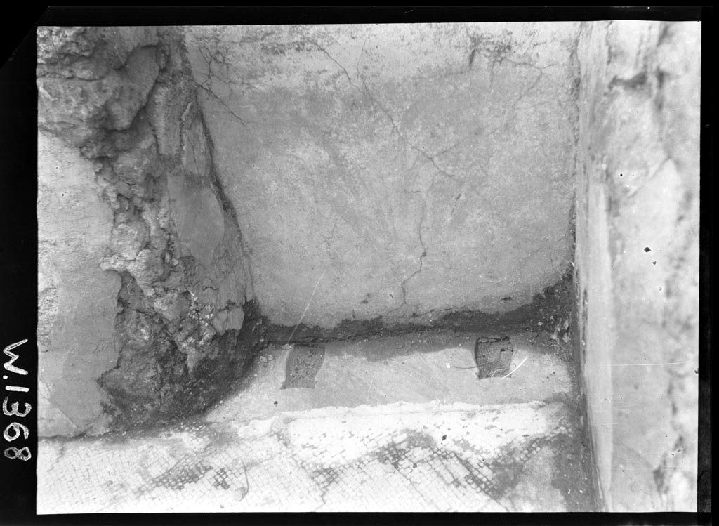 VI.9.6 Pompeii. March 2009. Room 13, south wall, west side of doorway. Detail of circular ornamental decorations on white plaster at edge of doorway.