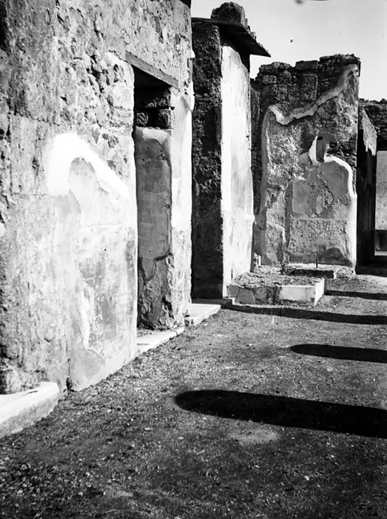 231053 Bestand-D-DAI-ROM-W.818.jpg
VI.9.6 Pompeii. W.818. Doorway to room 14.
Photo by Tatiana Warscher. With kind permission of DAI Rome, whose copyright it remains. 
See http://arachne.uni-koeln.de/item/marbilderbestand/231053 
