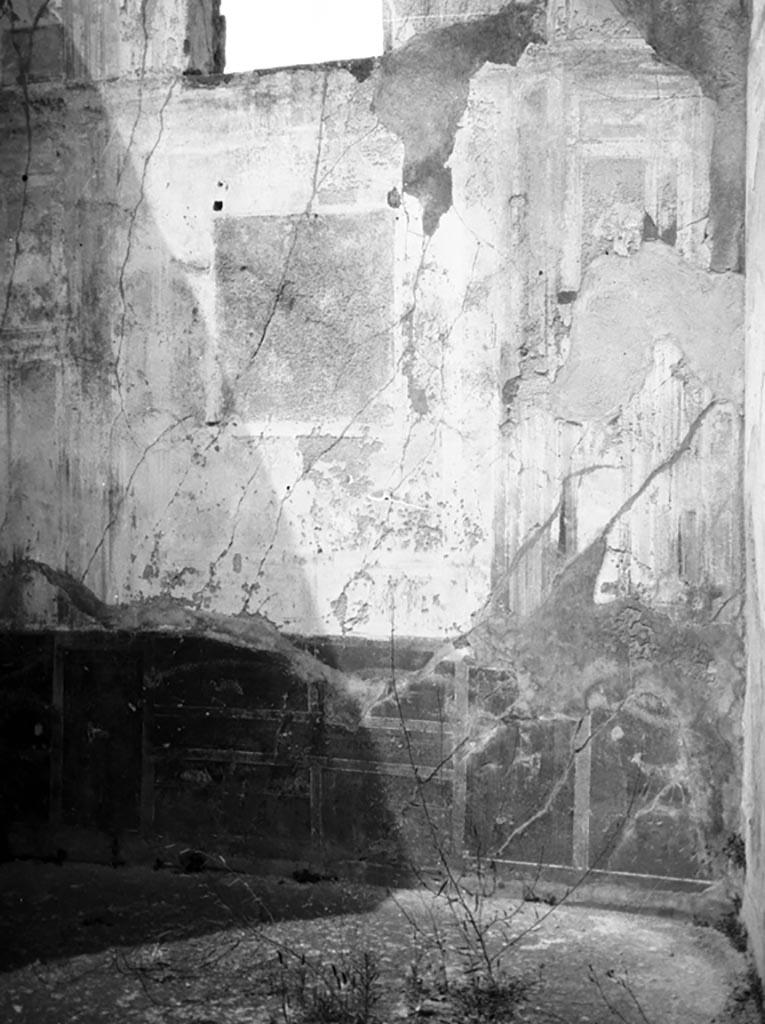231056 Bestand-D-DAI-ROM-W.822.jpg
VI.9.6 Pompeii. W.822. Room 14, north-east corner.
Photo by Tatiana Warscher. With kind permission of DAI Rome, whose copyright it remains. 
See http://arachne.uni-koeln.de/item/marbilderbestand/231056 

