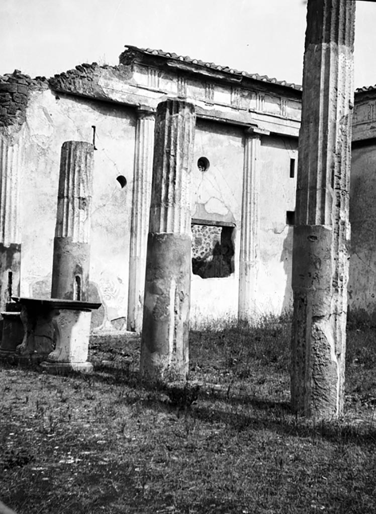 VI.9.6 Pompeii. March 2009. Room 17, looking east across pseudo-peristyle, from west portico area.