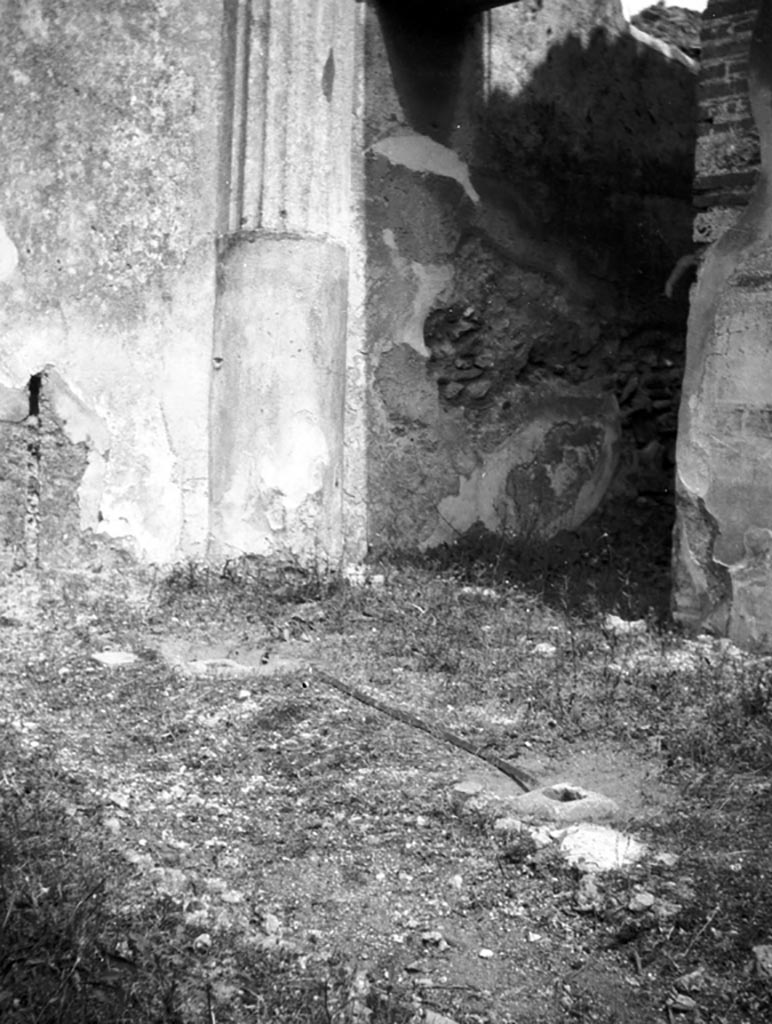 VI.9.6 Pompeii. W.879. Room 17, south-east corner of pseudo-peristyle, with doorway to corridor 26.
Photo by Tatiana Warscher. Photo © Deutsches Archäologisches Institut, Abteilung Rom, Arkiv. 
