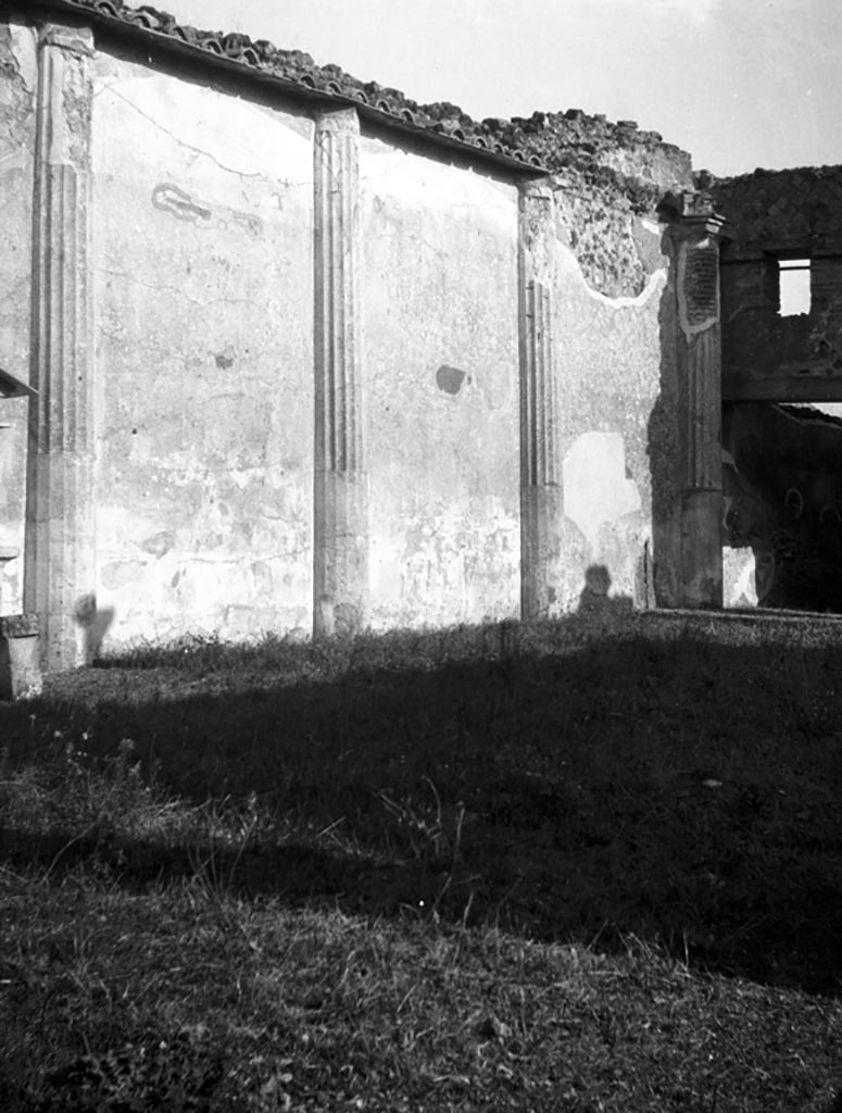 VI.9.6 Pompeii. W.876. Room 17, east wall and south-east corner of pseudo-peristyle.
Photo by Tatiana Warscher. Photo © Deutsches Archäologisches Institut, Abteilung Rom, Arkiv. 
