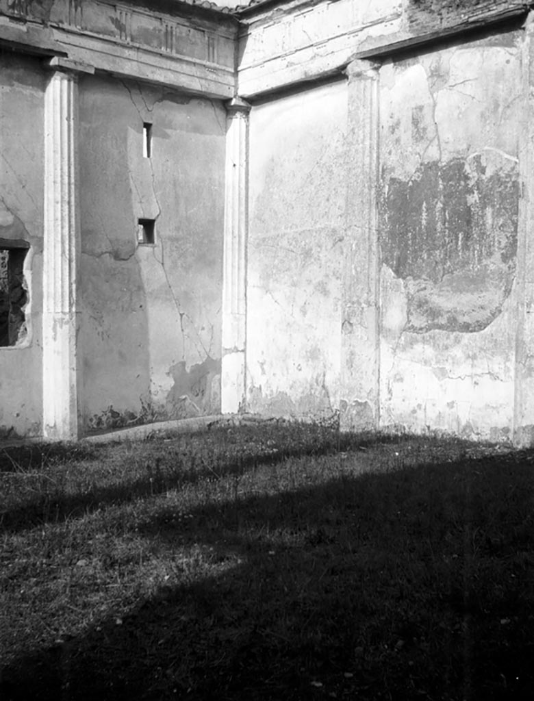 VI.9.6 Pompeii. W.904. Room 17, north-east corner.
Photo by Tatiana Warscher. Photo © Deutsches Archäologisches Institut, Abteilung Rom, Arkiv. 
