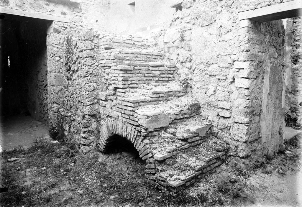 VI.9.6 Pompeii. W.295. Room 18, kitchen.
The doorway leading out is on the right, into a small vestibule reached from the north-west side of the pseudo-peristyle.
On the right, the doorway into room 19 can also be seen leading east from the small vestibule.
The doorway to the latrine can be seen on the left.
Photo by Tatiana Warscher. Photo © Deutsches Archäologisches Institut, Abteilung Rom, Arkiv. 
