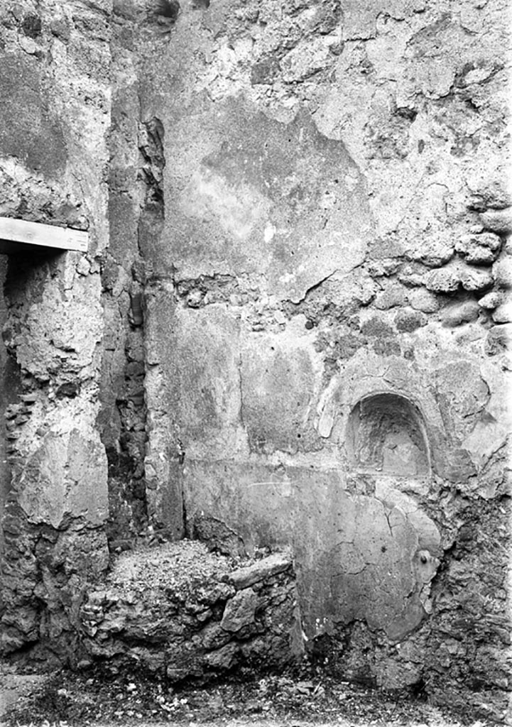 VI.9.6 Pompeii. W.315. Room 18, doorway from kitchen, on left, south wall of kitchen with niche.
Photo by Tatiana Warscher. Photo © Deutsches Archäologisches Institut, Abteilung Rom, Arkiv. 
