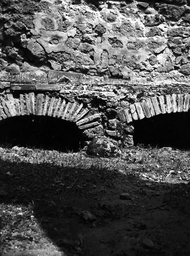 VI.9.6 Pompeii. W.941. Room 18, hearth in kitchen.
Photo by Tatiana Warscher. Photo © Deutsches Archäologisches Institut, Abteilung Rom, Arkiv. 
